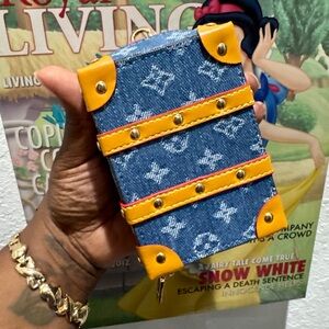 Chic bagcharm, suitcase style